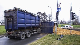 Vilniuje apvirto sunkvežimis su medžio drožlėmis