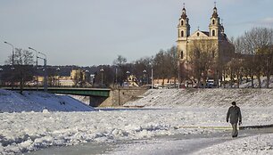 &Scaron;altis sustingdė per Vilnių tekančią Nerį.