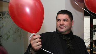 Akcijos metu žmonės nuo spalio iki gruodžio pradžios raginami prisidėti prie organizacijos &bdquo;Gelbėkit vaikus&ldquo; programos &bdquo;Galimybė gyventi geriau&ldquo;, padėti vaikų globos auklėtiniams rasti naujus namus bei aukoti skaudžių istorijų herojams.