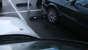 Policijos pareigūnai ir neįgalieji ketvirtadienį ragino visuomenę būti dėmesingesnę ir neužstatyti neįgaliųjų automobiliams skirtų vietų prie prekybos centrų.