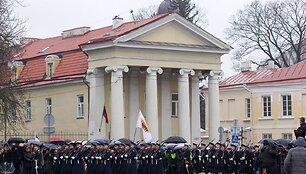 Vėliavų pakėlimo ceremonija prie prezidentūros.