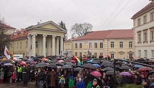 Vėliavų pakėlimo ceremonija prie prezidentūros.