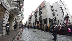 Vasario 16-osios minėjimas prie Signatarų namų.