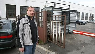 Atvažiavęs atsiimti praėjusią savaitę Prezidentūros kanceliarijos aukcione nusipirktos prekės, vilnietis Tomas susidūrė su nemalonia situacija: prezidentūros garažo vartų sargas sunkiais metaliniais vartais prispaudė ir sulankstė jo automobilį.