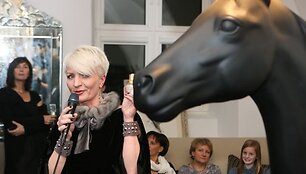Dizainerės Au&scaron;ros Žvirblienės Haglund kūrinius rudeniui ir žiemai sutiko jos gerbėjai.