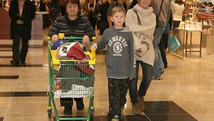 Prekybos ir laisvalaikio centre "Ozas" surengtas naktinis i&scaron;pardavimas didelio vilniečių ir miesto svečių dėmesio nesulaukė. Jų buvo vos &scaron;iek tiek daugiau nei įprastą dieną.