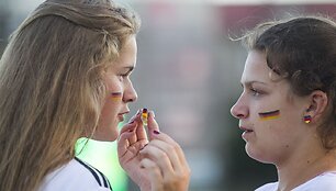Futbolo gerbėjai stebi finalo rungtynes.