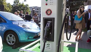 Lietuvoje atidaryta pirmoji elektromobilių greitojo įkrovimo stotelė.