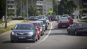 Apvirtus dujų cisternai Vilniuje sutriko vie&scaron;ojo transporto eismas.