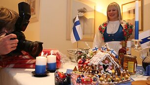 Lapkričio 29 dieną Vilniuje septintą kartą įvyks Tarptautinė kalėdinė labdaros mugė, kurioje dalyvaus 27 pasaulio &scaron;alių atstovai ir pristatys kalėdinius papuo&scaron;imus, saldumynus. Mugės metu veiks ir loterija.