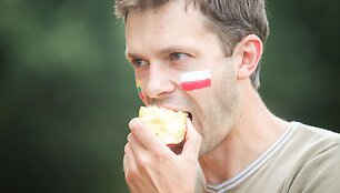 Andrius Tapinas prie Rusijos ambasados valgė lenki&scaron;kus obuolius.