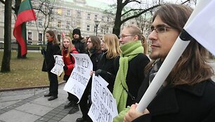 Penktadienį didžiuosiuose miestuose prie&scaron; Lietuvos dalyvavimą pabėgėlių i&scaron; trečiųjų &scaron;alių perkėlimo programose protestavo nedidelės patrioti&scaron;kai nusiteikusių jaunuolių grupelės.