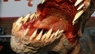 Grėsmingas dinozauras pasirodė prie sostinės &bdquo;Akropolio&ldquo;. Natūraliai atrodantis, riaumojantis ir laisvai judantis tiranozauras kvietė į renginį &bdquo;Pasivaik&scaron;čiojimas su dinozaurais&ldquo;, kuris vyks lapkričio 28-29 dienomis Vilniaus &bdquo;Siemens&ldquo; arenoje.