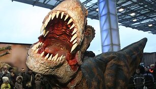 Grėsmingas dinozauras pasirodė prie sostinės &bdquo;Akropolio&ldquo;. Natūraliai atrodantis, riaumojantis ir laisvai judantis tiranozauras kvietė į renginį &bdquo;Pasivaik&scaron;čiojimas su dinozaurais&ldquo;, kuris vyks lapkričio 28-29 dienomis Vilniaus &bdquo;Siemens&ldquo; arenoje.