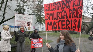 Trečiadienį sostinėje, prie paminklo ra&scaron;ytojai Žemaitei vyko teatralizuota akcija, skirta tarptautinei kovos su smurtu prie&scaron; moteris dienai paminėti.