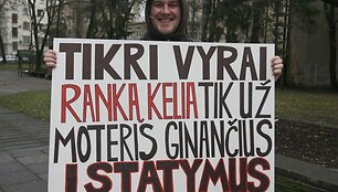 Trečiadienį sostinėje, prie paminklo ra&scaron;ytojai Žemaitei vyko teatralizuota akcija, skirta tarptautinei kovos su smurtu prie&scaron; moteris dienai paminėti.