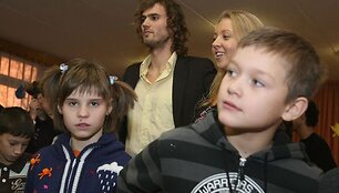 &Scaron;okių projekto dalyviai atvyko į i&scaron;ankstines &bdquo;I&scaron;sipildymo akcijos 2009&ldquo; atvirų durų dienas, bendravo ir pristatė bendrą &scaron;okį su globos namų auklėtiniais.
