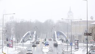 Sekmadienį Vilniuje - balta, balta. Nosis kutena žvarbus vėjas.