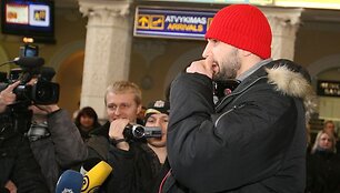 Geriausias 2009 metų Lietuvos krep&scaron;ininkas Linas Kleiza antradienį kartu su Pirėjo &bdquo;Olympiacos&ldquo; (Graikija) komanda nusileido Vilniaus oro uoste. Lietuvis, kaip ir kiti prie &scaron;alčių nepratę Graikijos klubo žaidėjai, gūžėsi nuo at&scaron;iaurių oro sąlygų.