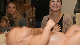 Garsios mamos, padedamos lėlininkės E.Kvintienės, savo vaikams sukūrė medvilninius zuikius ir par&scaron;elius.