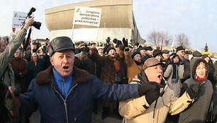 Šeštadienį prie Vilniaus koncertų ir sporto rūmų susirinko mitinguotojai, reikalaujantys panaikinti, jų manymu, Lietuvoje įsigalėjusią oligarchiją.