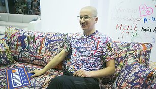 Aleksandras Pogrebnojus pristatytė i&scaron;skirtinio dizaino sofą