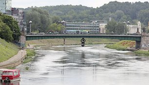 Žaliojo tilto skulptūrų nukėlimas virsta trileriu: baiminamasi provokacijų