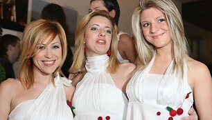 Eva su dviem vokalistėm