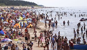 Palangos paplūdimiuose &ndash; minios poilsiautojų