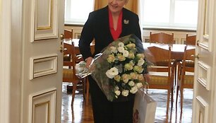 Prezidentę su 54-uoju gimtadieniu pasveikinę A.Kubilius ir I.Degutienė įteikė gėlių puok&scaron;tes bei knygą. 