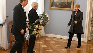 Prezidentę su 54-uoju gimtadieniu pasveikinę A.Kubilius ir I.Degutienė įteikė gėlių puok&scaron;tes bei knygą. 
