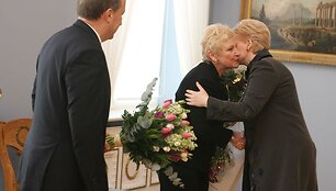 Prezidentę su 54-uoju gimtadieniu pasveikinę A.Kubilius ir I.Degutienė įteikė gėlių puok&scaron;tes bei knygą. 