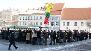 Vilniečiai ir miesto svečiai vaišinasi arbata ir pyragu.