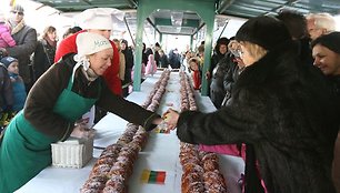 Vilniečiai ir miesto svečiai vaišinasi arbata ir pyragu.