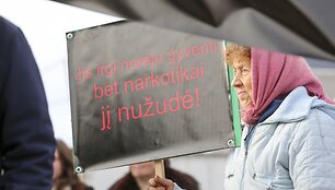 Buvę narkomanai romų tabore ie&scaron;kojo savo senųjų narkotikų prekeivių 