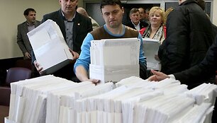 Į VRK grįžo apie 6,7 tūkstančio i&scaron; 10 tūkstančių para&scaron;ų rinkimo lapų.