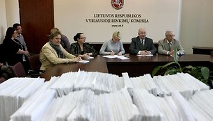 Į VRK grįžo apie 6,7 tūkstančio i&scaron; 10 tūkstančių para&scaron;ų rinkimo lapų.