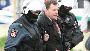 Policininkai Seimo narį Kazį Uoką bando išvesti iš uždaros teritorijos