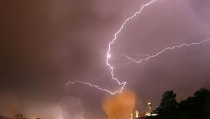 Sostinėje ketvirtadienio vakarą stipriai žaibavo ir lijo 