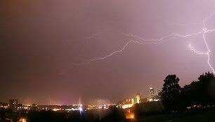 Sostinėje ketvirtadienio vakarą stipriai žaibavo ir lijo 