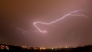 Grėsminga perkūnija truko ilgiau nei tris valandas.