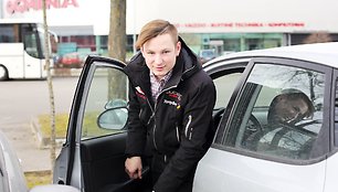 Ignas Gelžinis mokomuoju automobiliu laikė „vairavimo egzaminą“