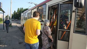 Nuo &scaron;iol į visuomeninį transportą vilniečiai lips tik per priekines duris