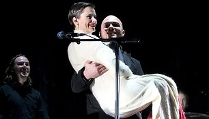 Jurga koncertuoja ir sugipsuota