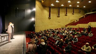 Kultūros ministras Arūnas Gelūnas teatro darbuotojams pristatė naująjį teatro direktorių Martyną Budraitį