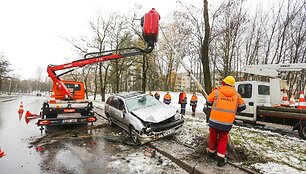 Vilniuje vertėsi &bdquo;Toyota Avensis&ldquo;, nukentėjo vairuotojas