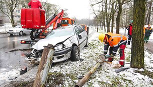 Vilniuje vertėsi &bdquo;Toyota Avensis&ldquo;, nukentėjo vairuotojas