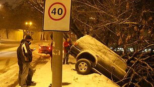 Vilniuje, Maironio g. automobilis Toyota pakibo ant upės skardžio.
