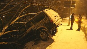 Vilniuje, Maironio g. automobilis Toyota pakibo ant upės skardžio.