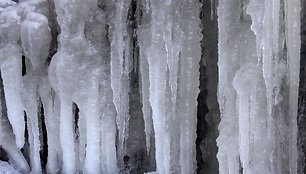 Šalčio ir speigo sukaustytas vanduo pajuto pirmuosius šilumos spindulius.